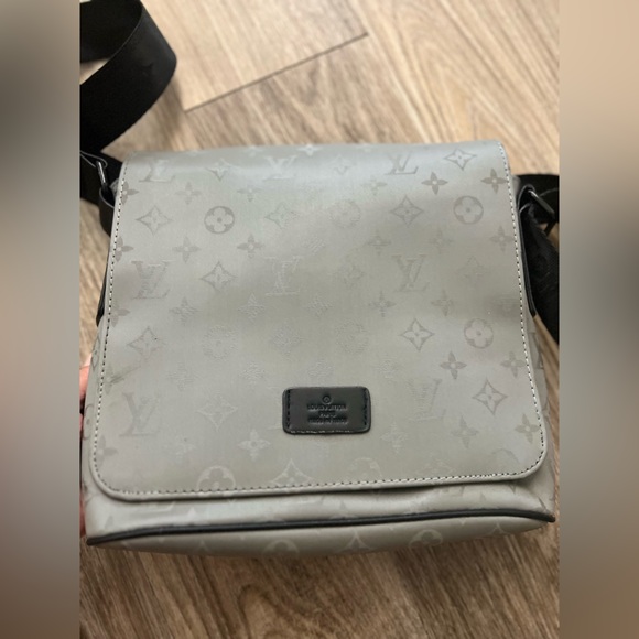 Louis Vuitton Crossbody handbag Gray Color - Picture 10 of 10